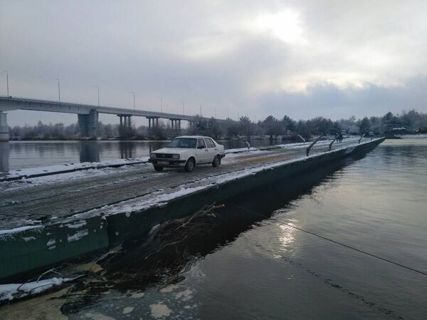 Первые автомобили проехали по понтонной переправе через Припять - Sputnik Беларусь