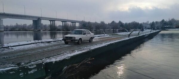 Первые автомобили проехали по понтонной переправе через Припять - Sputnik Беларусь