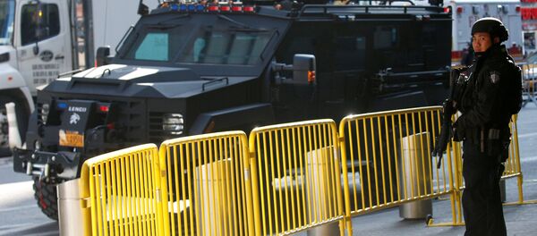 Офицер полиции на месте взрыва в Нью-Йорке - Sputnik Беларусь