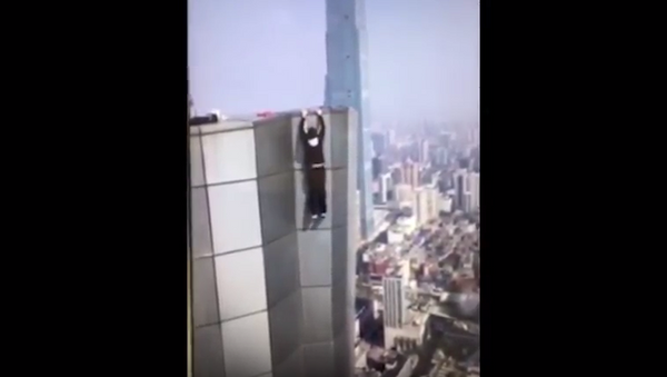 Руфер в Китае снял на видео свое падение с 62 этажа - Sputnik Беларусь