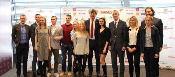 Победители и организаторы полумарафона на церемонии вручения - Sputnik Беларусь