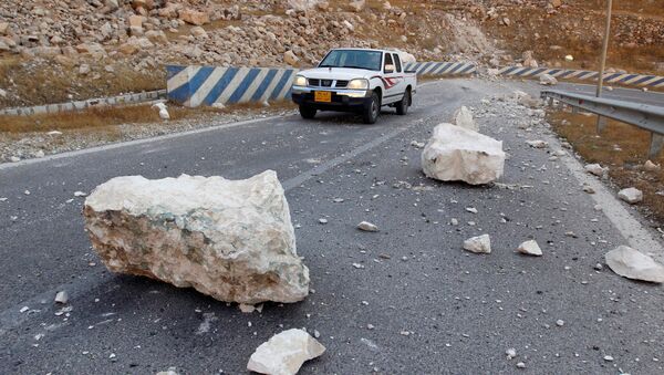 Обломки камней на дороге после землетрясения, архивное фото - Sputnik Беларусь