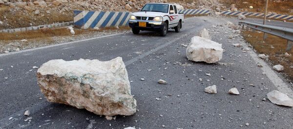 Обломки камней на дороге после землетрясения, архивное фото - Sputnik Беларусь