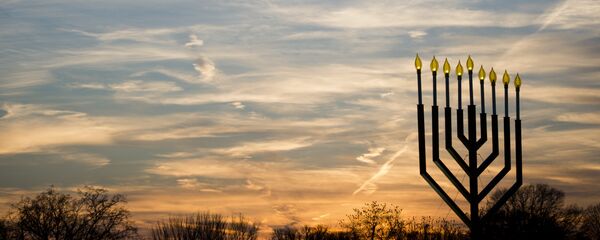 Менора на фоне заката - Sputnik Беларусь