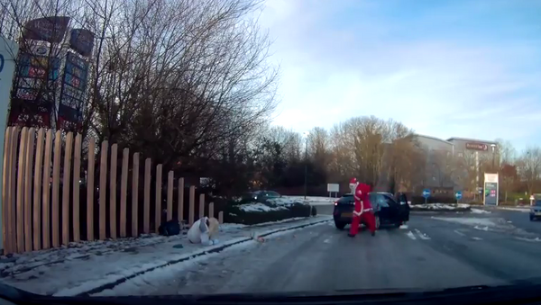 Санта Клаус выбежал из машины, чтобы помочь упавшей женщине - Sputnik Беларусь
