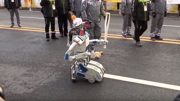 Робот принял участие в эстафете Олимпийского огня, видео - Sputnik Беларусь