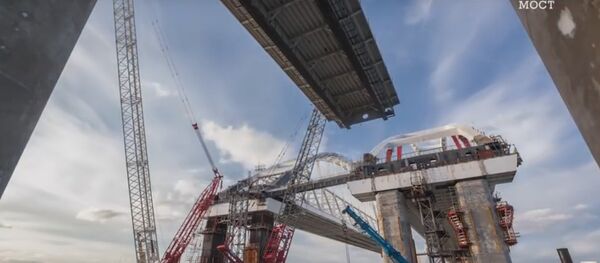 Строители соединили таманскую часть Крымского моста с аркой фарватера - Sputnik Беларусь