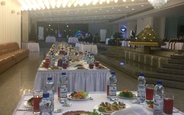 Для делегатов и гостей съезда были сервированы столы - Sputnik Беларусь