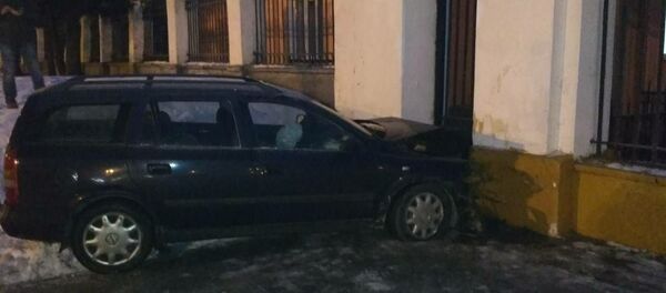 Opel врезался в ворота Военной Академии на проспекте Независимости Opel врезался в ворота Военной Академии на проспекте Независимости - Sputnik Беларусь