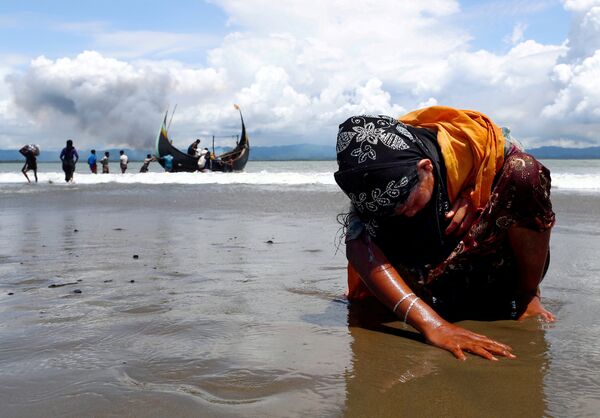 Измученная беженка-рохинья прикоснулась к земле после пересечения границы Мьянмы и Бангладеш - Sputnik Беларусь