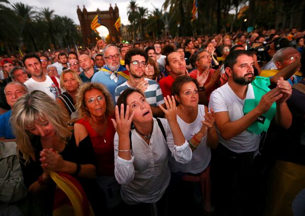 Люди наблюдают за заседанием парламента Каталонии на гигантском экране в Барселоне - Sputnik Беларусь