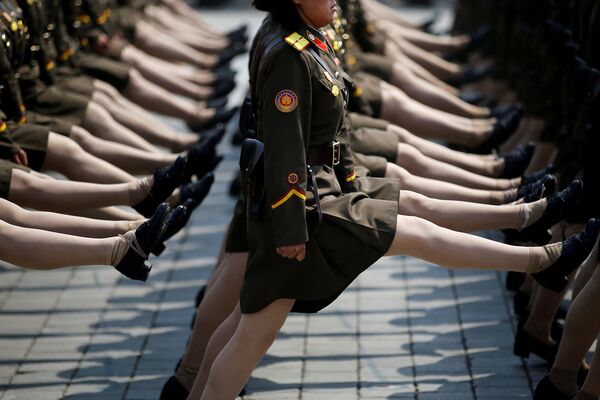 Северокорейские солдаты маршируют во время военного парада - Sputnik Беларусь