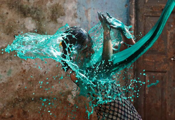 Девушка в потоке цветной воды на празднике Холи - Sputnik Беларусь