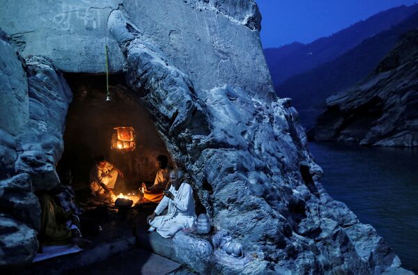 Индуистские священники совершают вечернюю молитву в пещере - Sputnik Беларусь