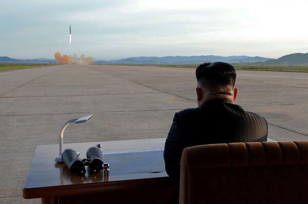 Северокорейский лидер Ким Чен Ын наблюдает за запуском ракеты Hwasong-12 - Sputnik Беларусь