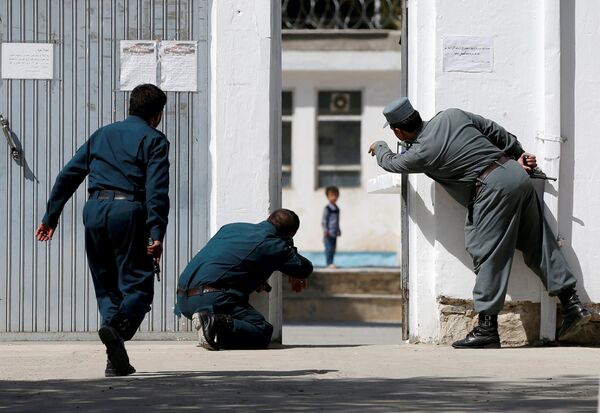 Афганские полицейские пытаются спасти четырехлетнего Али Ахмада - Sputnik Беларусь