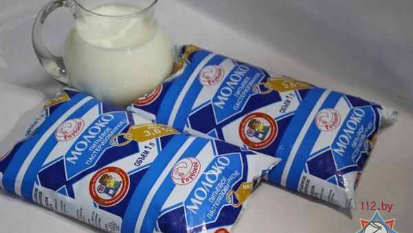Пакеты молока с логотипом пиар-кампании МЧС Гордимся, что научили! - Sputnik Беларусь