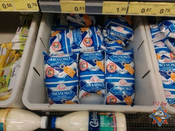 Пакеты молока с логотипом пиар-кампании МЧС Гордимся, что научили! - Sputnik Беларусь