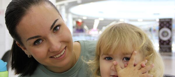 После того, как Дмитрий вернулся из армии, они с Юлей поженились и в семье появилась дочка София - Sputnik Беларусь