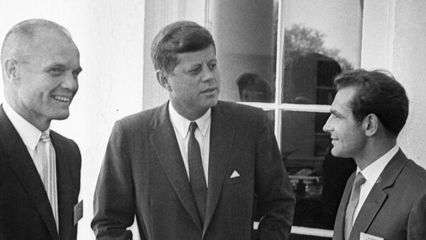 Президент США Джон Кеннеди (в центре) с Германом Титовым (справа) и астронавтом США Джоном Гленном - Sputnik Беларусь