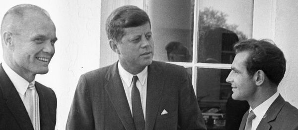 Президент США Джон Кеннеди (в центре) с Германом Титовым (справа) и астронавтом США Джоном Гленном - Sputnik Беларусь