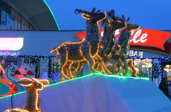 Новогодняя ярмарка на Комаровском рынке в Минске - Sputnik Беларусь