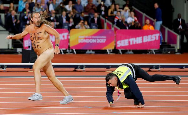 Стрикера преследует охранник во время Чемпионата мира по легкой атлетике - Sputnik Беларусь