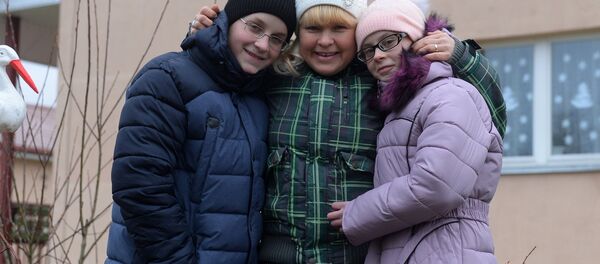 Паша и Полина с родителем-воспитателем Светланой - Sputnik Беларусь