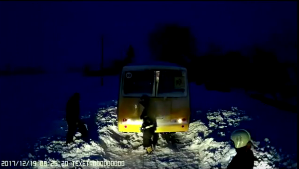 Школьный автобус с 20 детьми застрял в снегу в Брагинском районе - Sputnik Беларусь