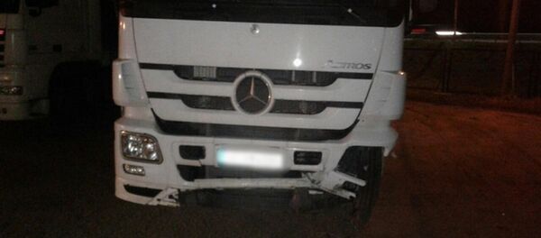 Фура, которая врезалась в легковушку - Sputnik Беларусь