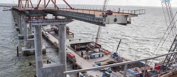 Строители полностью собрали пролеты автодорожной части Крымского моста - Sputnik Беларусь