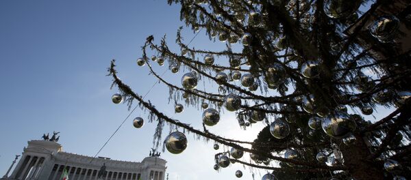 Лысая ель установлена в центре Рима - Sputnik Беларусь