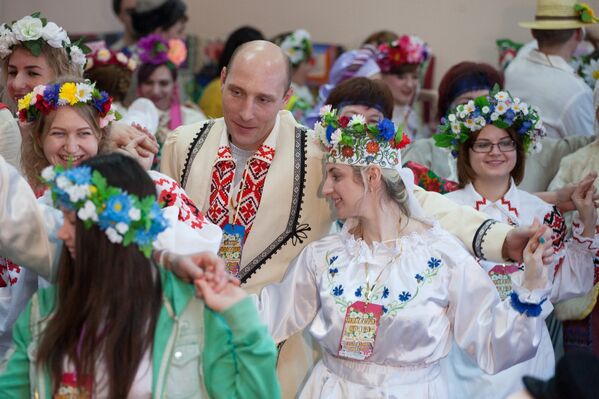 Пока купцы и свахи делят между невестами титулы, молодежь начинает танцевать народные танцы. - Sputnik Беларусь