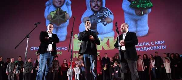 Режиссер Жора Крыжовников, телеведущий, актер Иван Ургант и продюсер, режиссер Тимур Бекмамбетов на премьере фильма Елки новые в Москве - Sputnik Беларусь
