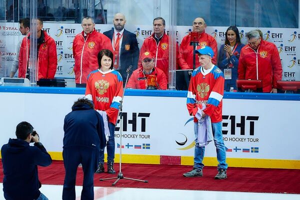 Сергей и Юля во время почетного вбрасывания шайбы на заключительном матче Кубка Первого Канала Россия – Финляндия - Sputnik Беларусь