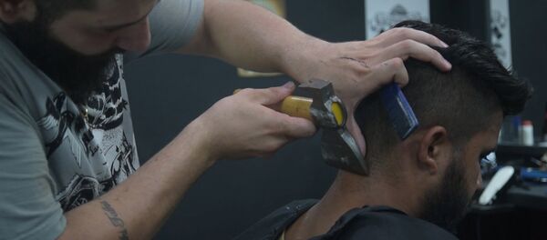 Сирийский беженец открыл в Бразилиа парикмахерскую, где стрижет людей с помощью топора - Sputnik Беларусь