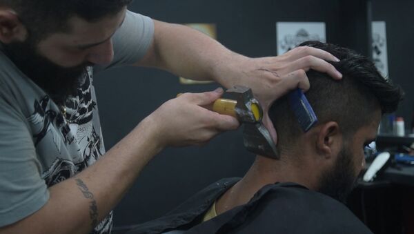Сирийский беженец открыл в Бразилиа парикмахерскую, где стрижет людей с помощью топора - Sputnik Беларусь