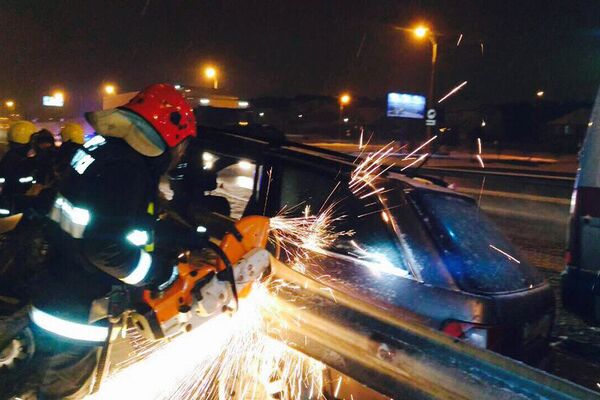 Водителя деблокируют из поврежденного авто - Sputnik Беларусь