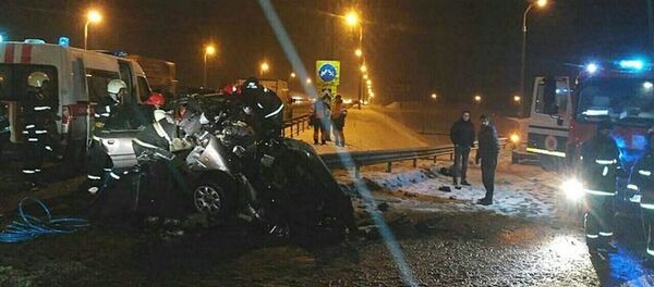 На внешнем кольце МКАД в районе деревни Зацень автомобиль Audi A6 врезался в дорожное ограждение - Sputnik Беларусь