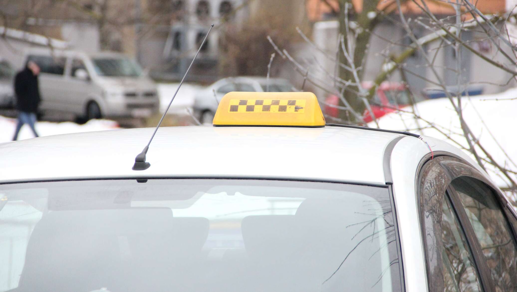 Напал водитель такси. Флагшток такси на улице. Нападение в такси на женщин. Такси выезжает из поворота фото.