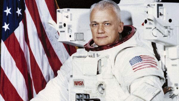 Астронавт НАСА, бывший пилот ВМС США Брюс Маккэндлесс - Sputnik Беларусь