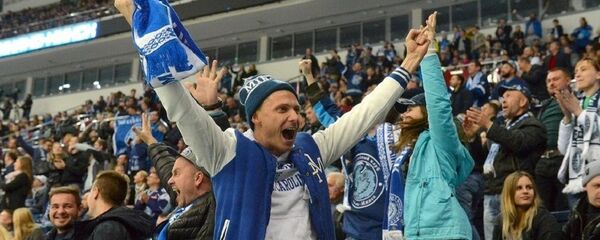 Заўзятары мінскага Дынама радуюцца перамозе каманды - Sputnik Беларусь