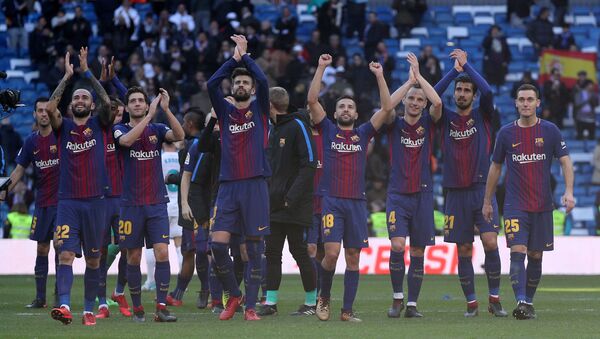 Игроки футбольного клуба Барселона радуются победе над Реалом - Sputnik Беларусь