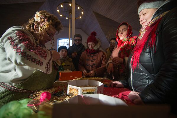 Там же проводился мастер-класс по плетению колядного ангелочка из соломы. - Sputnik Беларусь