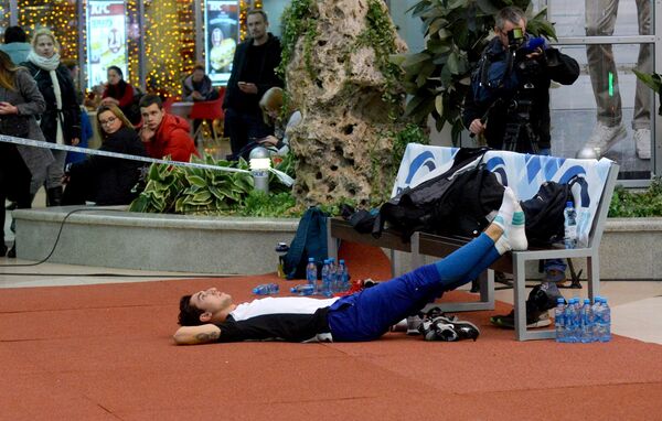 Перед прыжками отдыхает турецкий спортсмен Асет Альперен - Sputnik Беларусь