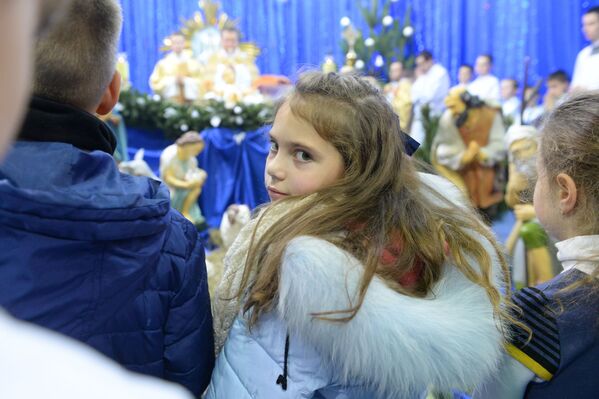 Традиционно на рождественских богослужениях в костелах много детей - Sputnik Беларусь