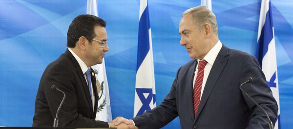 Президент Гватемалы Джимми Моралес и премьер-министр Израиля Биньямин Нетаньяху Президент Гватемалы Джимми Моралес и премьер-министр Израиля Биньямин Нетаньяху - Sputnik Беларусь