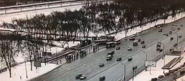 Автобус въехал в толпу у метро. Съемка камеры слежения - Sputnik Беларусь