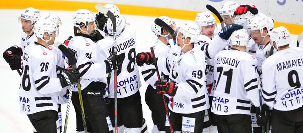 Игроки ХК Трактор радуются победе в матче - Sputnik Беларусь