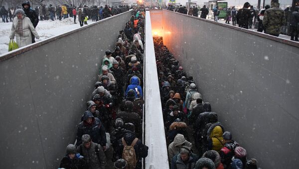 Люди выходят из перехода недалеко от места происшествия - Sputnik Беларусь